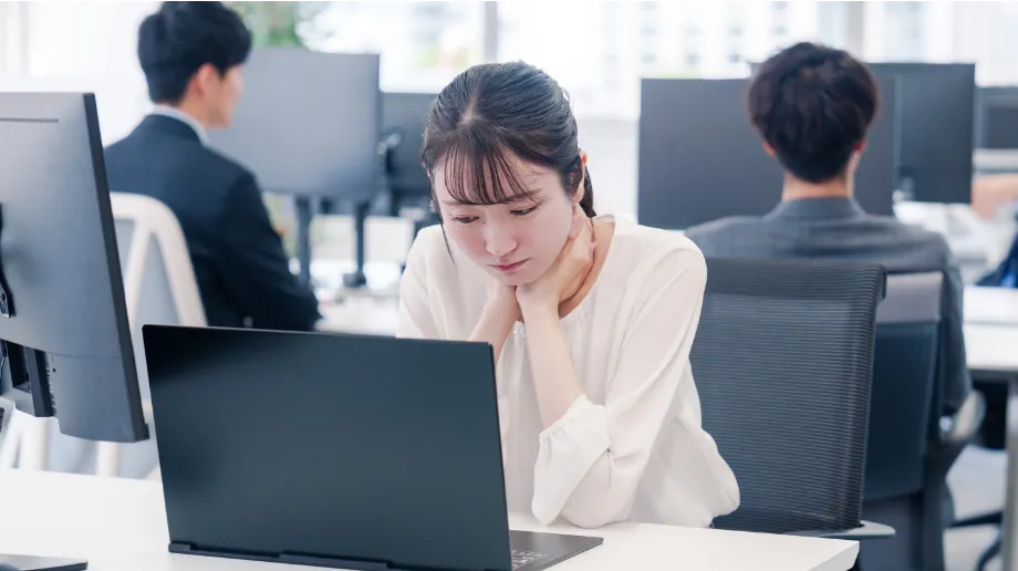 デスクで悩む女性