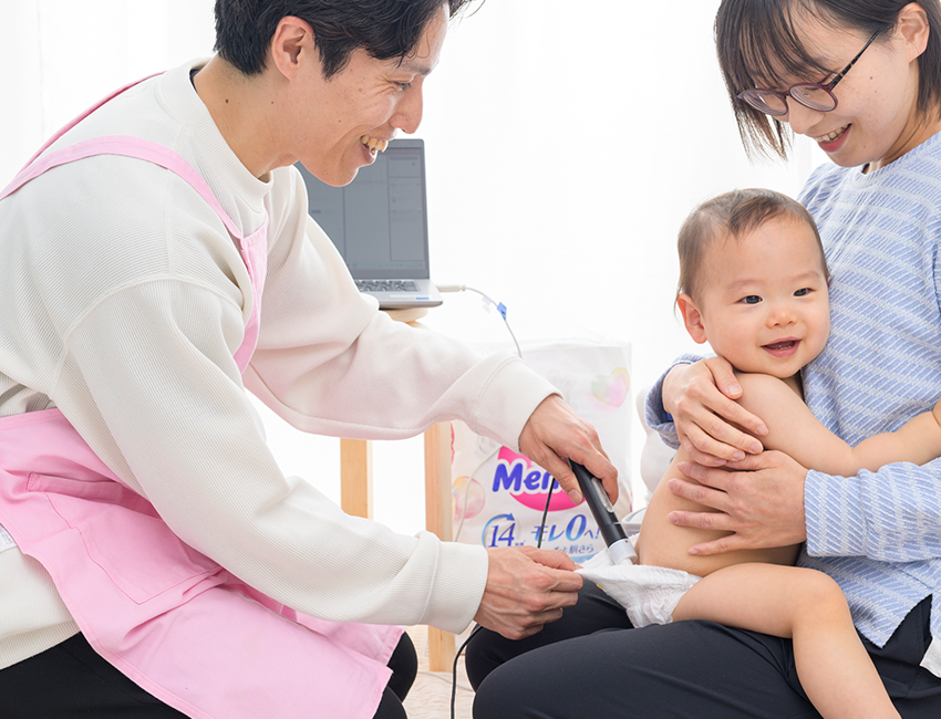 ママに抱っこされた赤ちゃんの肌を測定