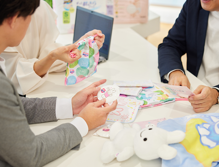 販促品などの確認の様子