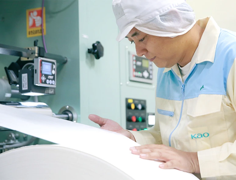 機械での確認だけでなく、人の目によるダブルチェックの様子