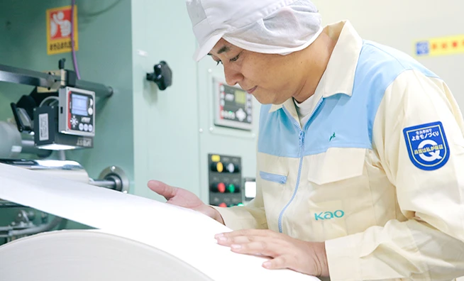 機械での確認だけでなく、人の目によるダブルチェックの様子